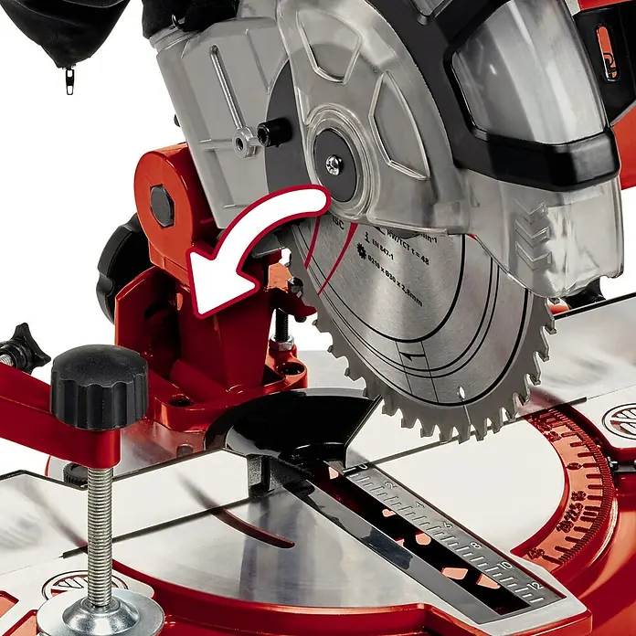 Einhell Kapp- & Gehrungssäge TC-MS 2112 - 1.600 W, Durchmesser Sägeblatt: 210 mm, Leerlaufdrehzahl: 5.000 U/min - Nahaufnahme einer roten Kapp- und Gehrungssäge mit scharfem Sägeblatt und durchsichtigem Schutz.