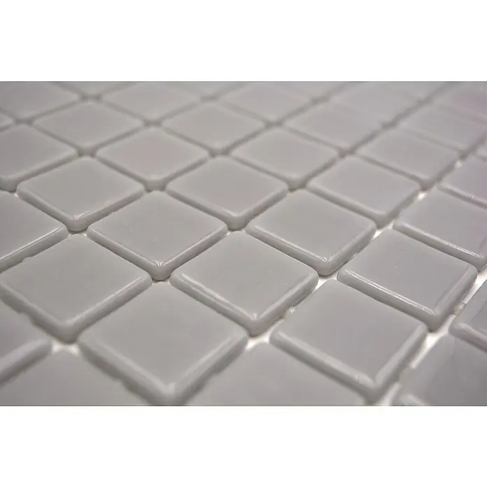 Mosaikfliese Quadrat Eco VP25108PUR - 31,6 x 31,6 cm, Glas, Grau, Glänzend - Nahaufnahme von weißen quadratischen Mosaikfliesen, die eine glänzende und reflektierende Oberfläche aufweisen. Ideal für moderne Bad- und Küchendesigns.