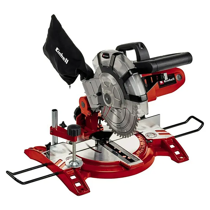 Einhell Kapp- & Gehrungssäge TC-MS 2112 - 1.600 W, Durchmesser Sägeblatt: 210 mm, Leerlaufdrehzahl: 5.000 U/min - Eine rote Einhell Kapp- und Gehrungssäge mit einem schwarzen Staubfangsack und einem silbernen Sägeblatt.