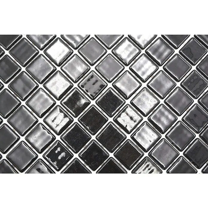 Mosaikfliese Quadrat Eco VP25900PUR - 31,6 x 31,6 cm, Glas, Schwarz, Glänzend - Nahaufnahme eines Musters aus glänzenden, quadratischen, grauen Fliesen mit hellen Fugen, ideal für moderne Wand- oder Bodendesigns.