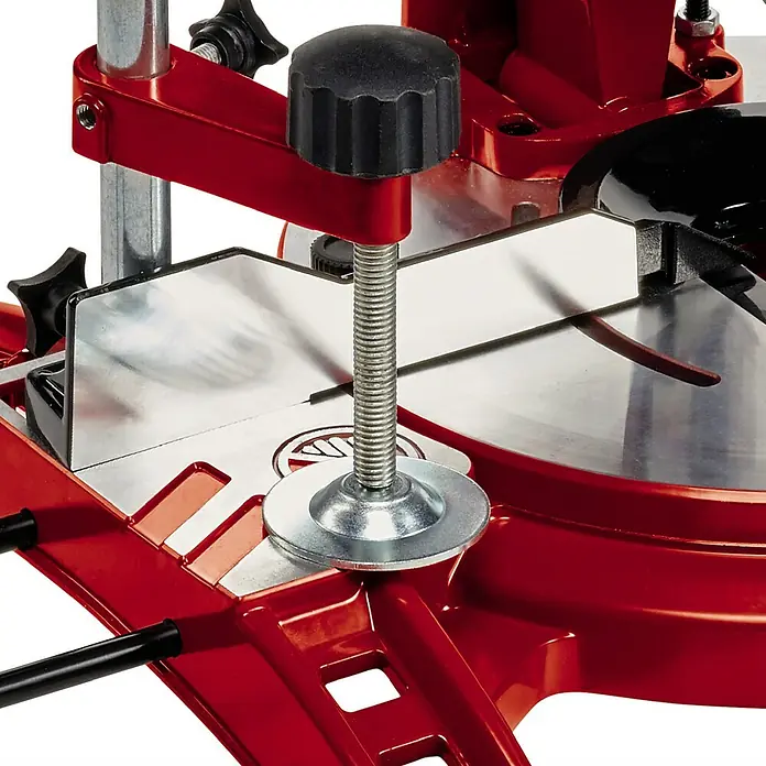 Einhell Kapp- & Gehrungssäge TC-MS 2112 - 1.600 W, Durchmesser Sägeblatt: 210 mm, Leerlaufdrehzahl: 5.000 U/min - Detailaufnahme einer roten Kapp- und Gehrungssäge, die die Präzision des Werkzeugs betont.