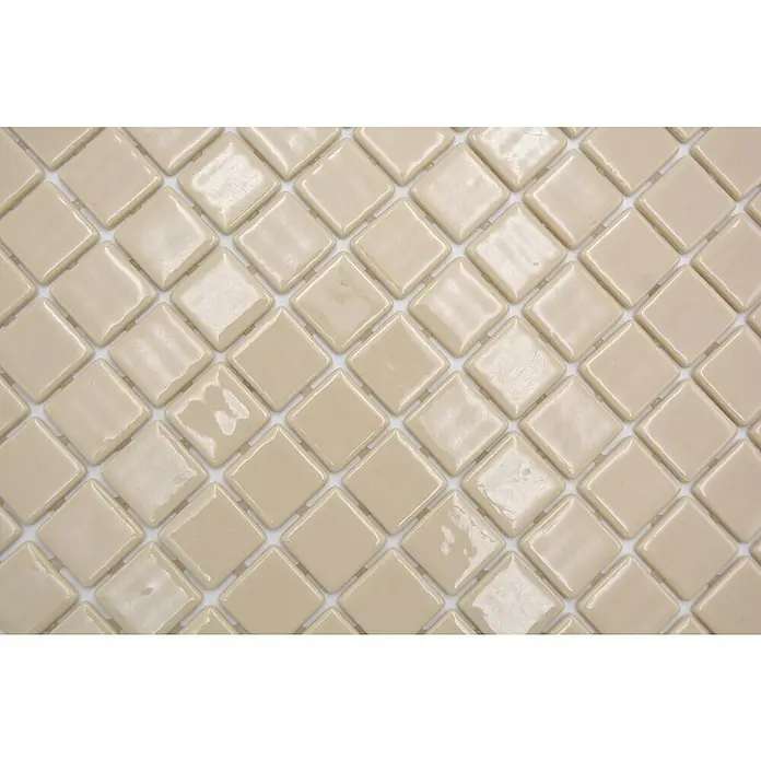 Mosaikfliese Quadrat Eco VP25831PUR - 31,6 x 31,6 cm, Glas, Beige, Glänzend - Nahaufnahme eines Musters aus quadratischen, beigefarbenen Keramikmosaikfliesen.
