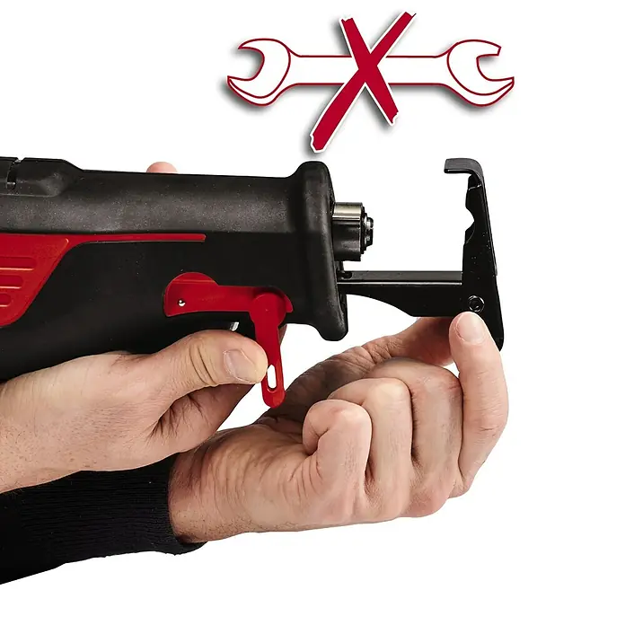 Einhell Expert Säbelsäge TE-AP 950 E - 950 W - Eine Nahaufnahme einer Einhell Akku-Säbelsäge im Gebrauch, hervorgehoben durch ein rotes "Kein Werkzeug"-Symbol im Hintergrund.