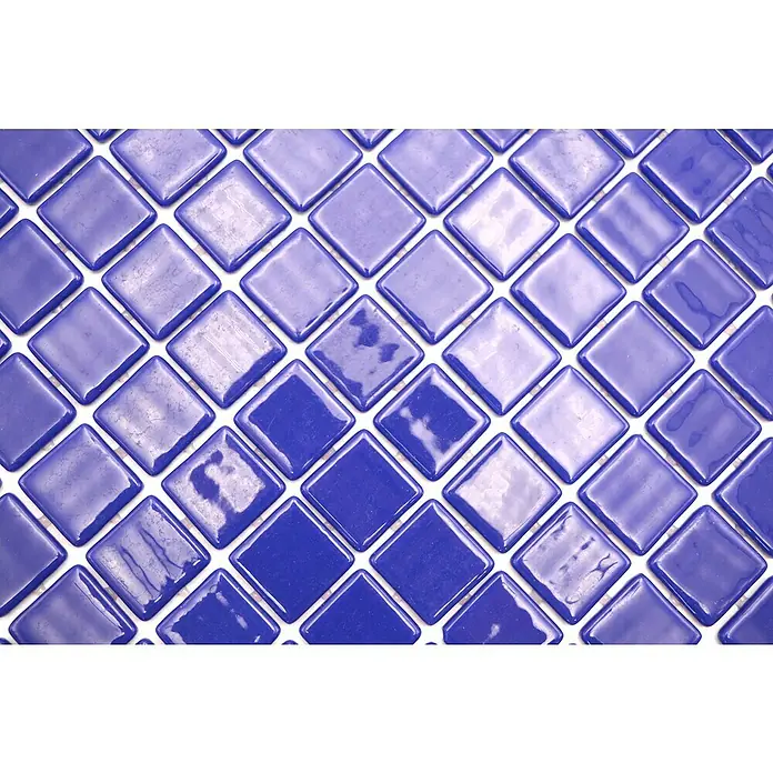 Mosaikfliese Quadrat Eco VP25803PUR - 31,6 x 31,6 cm, Glas, Dunkelblau, Glänzend - Nahaufnahme eines Mosaiks aus glänzenden, quadratischen, marineblauen Fliesen, die ein elegantes, modernes Design ergeben.