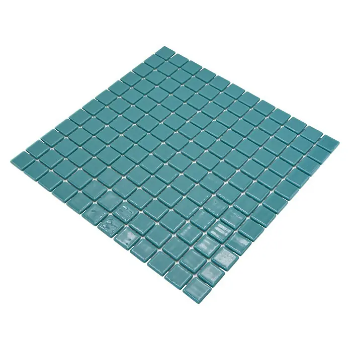 Mosaikfliese Quadrat Eco VP25832PUR - 31,6 x 31,6 cm, Glas, Grünblau, Glänzend - Das Bild zeigt eine quadratische Matte aus kleinen, glänzenden, türkisfarbenen Mosaikfliesen, ideal für stilvolle Wand- und Bodengestaltung.