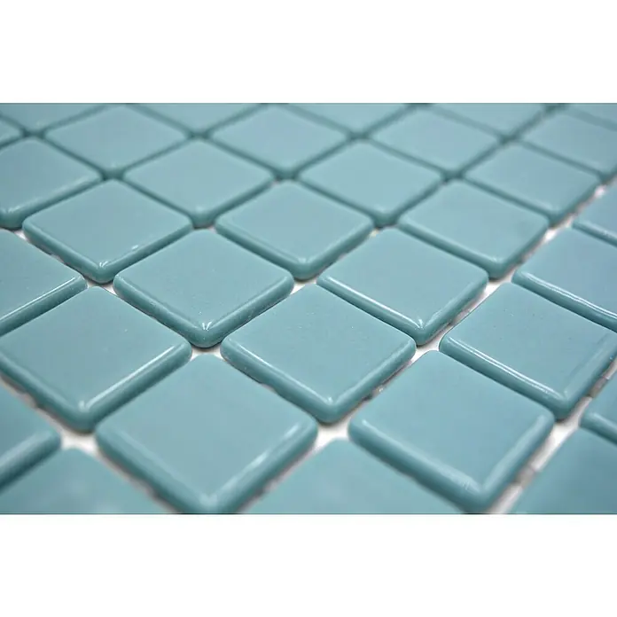 Mosaikfliese Quadrat Eco VP25832PUR - 31,6 x 31,6 cm, Glas, Grünblau, Glänzend - Nahaufnahme von hellblauen, quadratischen Mosaikfliesen mit abgerundeten Kanten, die ein ruhiges Muster bilden. Perfekt für moderne Badezimmer.