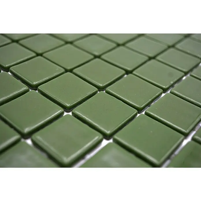 Mosaikfliese Quadrat Eco VP25602PUR - 31,6 x 31,6 cm, Glas, Dunkelgrün, Glänzend - Nahaufnahme eines Musters aus grünen quadratischen Mosaikfliesen, die in einem Winkel angeordnet sind und eine glänzende, glatte Oberfläche aufweisen.