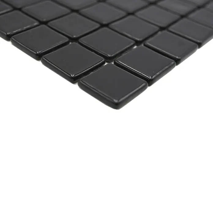 Mosaikfliese Quadrat Eco VP25900PUR - 31,6 x 31,6 cm, Glas, Schwarz, Glänzend - Nahaufnahme von glänzenden, schwarzen Mosaikfliesen in quadratischer Form. Ideal für stilvolle Wand- oder Bodenbeläge in Bad und Küche.