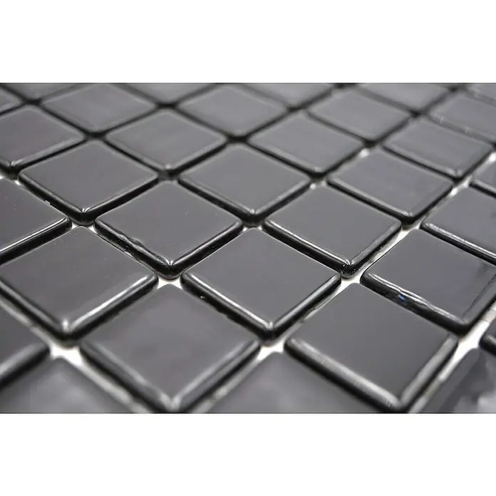 Mosaikfliese Quadrat Eco VP25900PUR - 31,6 x 31,6 cm, Glas, Schwarz, Glänzend - Nahaufnahme von glänzenden, schwarzen Mosaikfliesen. Das Bild zeigt eine strukturierte Oberfläche, ideal für moderne Designs.