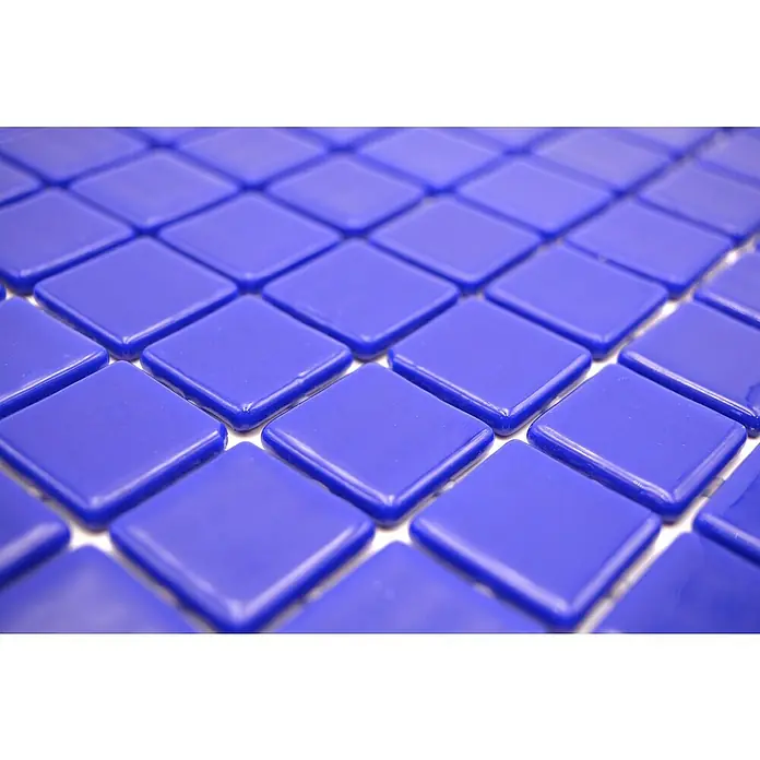 Mosaikfliese Quadrat Eco VP25803PUR - 31,6 x 31,6 cm, Glas, Dunkelblau, Glänzend - Nahaufnahme von blauen quadratischen Mosaikfliesen, die ein glänzendes und sich wiederholendes Muster für dekorative Zwecke bilden.