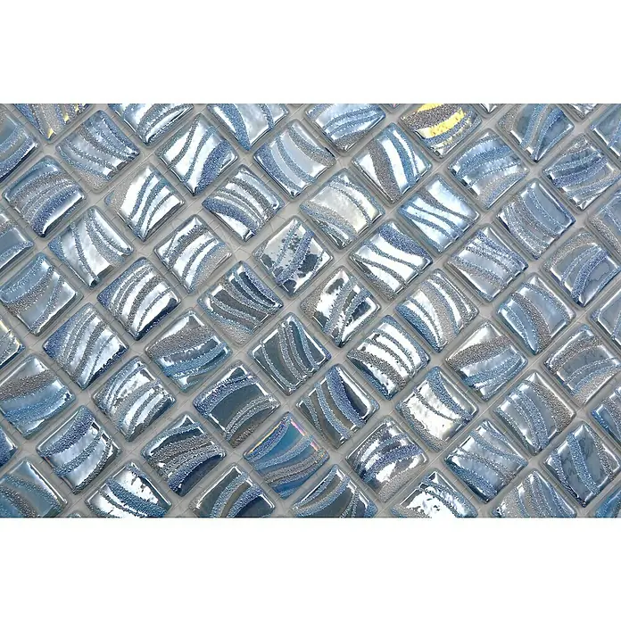 Mosaikfliese Quadrat Eco VP78251PUR - 31,6 x 31,6 cm, Glas, Himmelblau, Glänzend - Nahaufnahme eines Musters aus hellblauen Mosaikfliesen mit funkelnden Akzenten, die ein schimmerndes und dekoratives Oberflächenbild erzeugen.