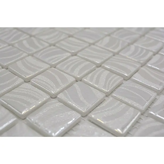 Mosaikfliese Quadrat Eco VP78252PUR - 31,6 x 31,6 cm, Glas, Weiß, Glänzend - Nahaufnahme von schimmernden, quadratischen, weißen Mosaikfliesen mit dekorativen Linien für stilvolle Oberflächengestaltung.