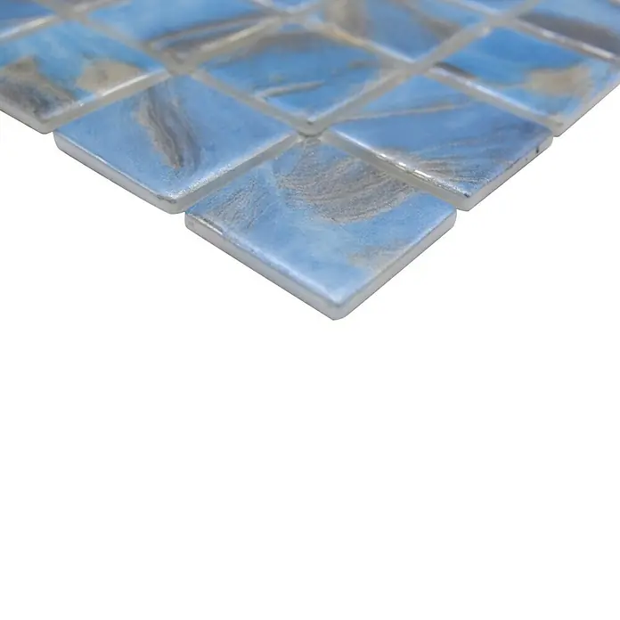 Mosaikfliese Quadrat Eco VP71382PUR - 31,6 x 31,6 cm, Glas, Hellblau, Glänzend - Nahaufnahme von blauen Mosaikfliesen mit Marmorierungseffekt, ideal für die Gestaltung von Badezimmern und Küchen.