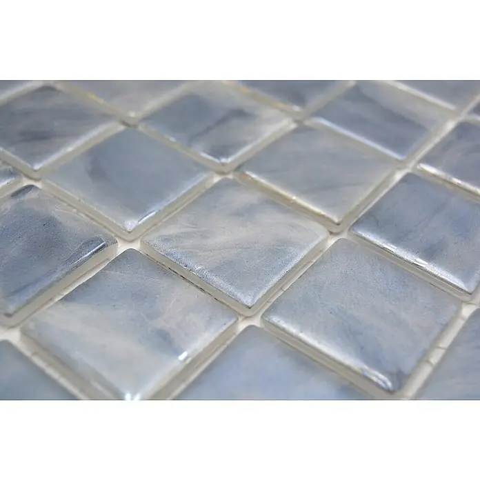 Mosaikfliese Quadrat Eco VP71384PUR - 31,6 x 31,6 cm, Glas, Grau, Glänzend - Nahaufnahme von quadratischen, hellblauen Glasmosaikfliesen, die sich ideal für die Gestaltung von Bädern oder Küchen eignen.