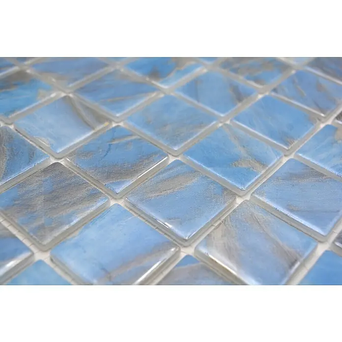 Mosaikfliese Quadrat Eco VP71382PUR - 31,6 x 31,6 cm, Glas, Hellblau, Glänzend - Nahaufnahme von hellblauen und grauen Glasmosaikfliesen, die ein elegantes und modernes Design für Innenräume bieten.
