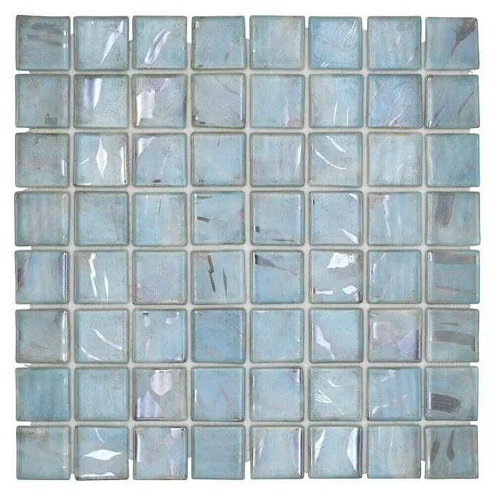 Mosaikfliese Quadrat Eco VP71383PUR - 31,6 x 31,6 cm, Glas, Türkis, Glänzend - Nahaufnahme eines Musters aus hellblauen quadratischen Glasmosaikfliesen, die eine schimmernde Oberfläche und subtile Farbvariationen aufweisen.