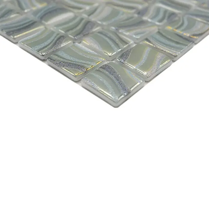 Mosaikfliese Quadrat Eco VP78256PUR - 31,6 x 31,6 cm, Glas, Jade, Glänzend - Nahaufnahme eines Mosaiks mit schimmernden silbernen und weißen Akzenten, ideal für stilvolle Wand- und Bodengestaltung.