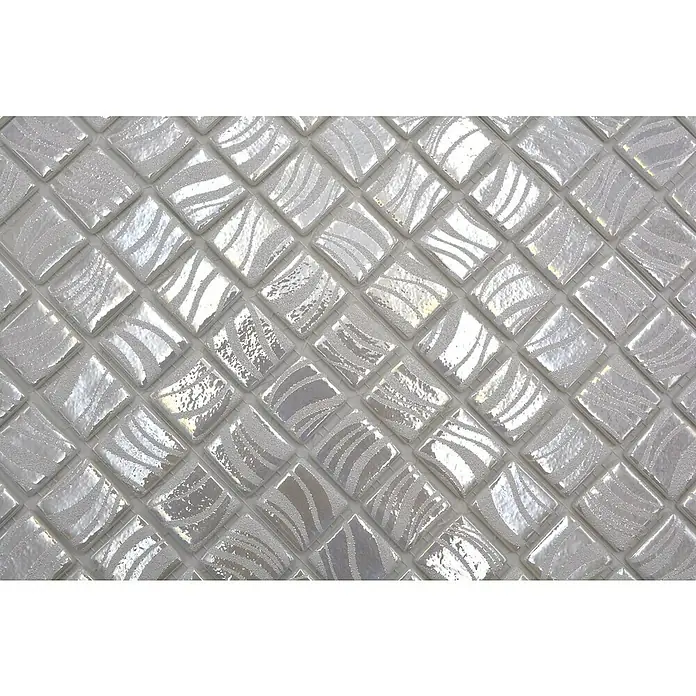 Mosaikfliese Quadrat Eco VP78252PUR - 31,6 x 31,6 cm, Glas, Weiß, Glänzend - Nahaufnahme eines Musters aus quadratischen, schimmernden weißen Mosaikfliesen mit wellenförmigem Design, ideal für stilvolle Wandverkleidungen.