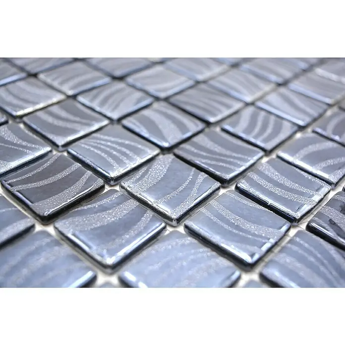 Mosaikfliese Quadrat Eco VP78253PUR - 31,6 x 31,6 cm, Glas, Schwarz, Schimmernd - Nahaufnahme von silbernen Mosaikfliesen mit gewelltem Muster, die eine glänzende und reflektierende Oberfläche zeigen.