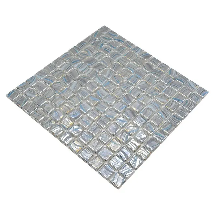 Mosaikfliese Quadrat Eco VP78254PUR - 31,6 x 31,6 cm, Glas, Grau, Glänzend - Nahaufnahme einer schimmernden, quadratischen Glasmosaikfliese mit irisierenden blauen und grauen Wirbeln auf schwarzem Hintergrund.