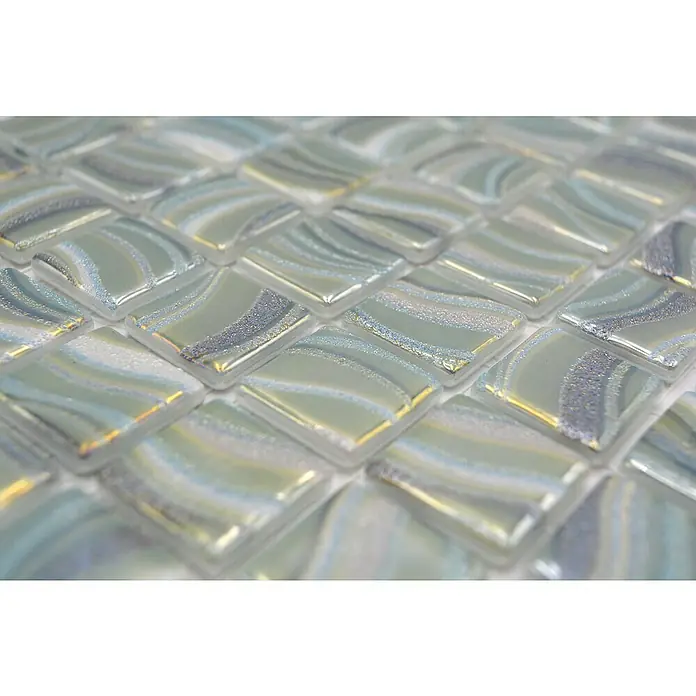 Mosaikfliese Quadrat Eco VP78256PUR - 31,6 x 31,6 cm, Glas, Jade, Glänzend - Nahaufnahme eines Mosaiks aus quadratischen Fliesen mit schimmernden Mustern in sanften Blau- und Grautönen, ideal für stilvolle Wand- und Bodenbeläge.