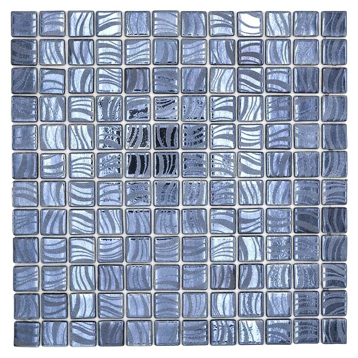 Mosaikfliese Quadrat Eco VP78253PUR - 31,6 x 31,6 cm, Glas, Schwarz, Schimmernd - Nahaufnahme eines blauen Mosaiks mit wellenförmigen Mustern, ideal für Badezimmer- oder Küchenwände, das eine elegante und moderne Atmosphäre verleiht.