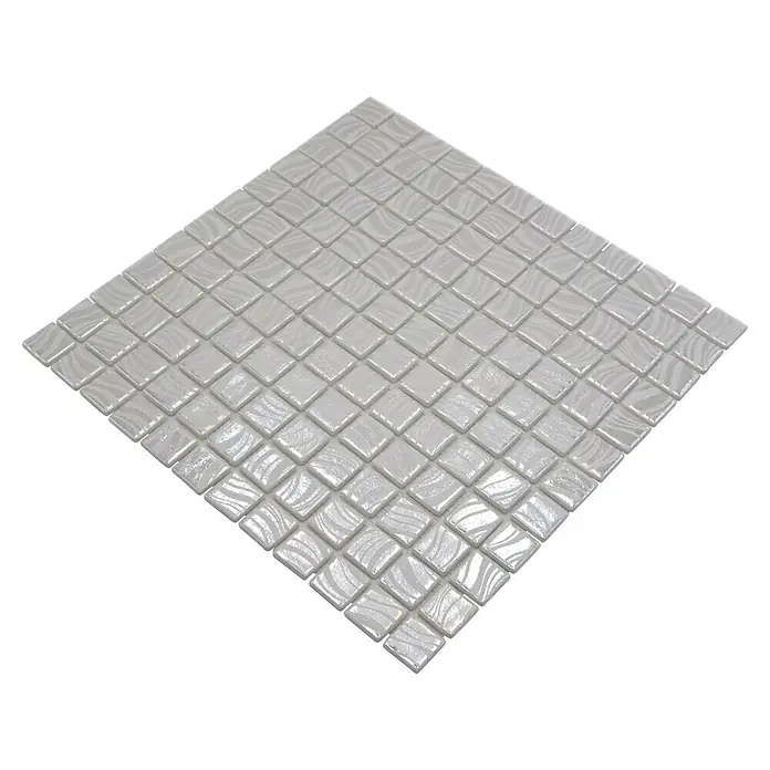 Mosaikfliese Quadrat Eco VP78252PUR - 31,6 x 31,6 cm, Glas, Weiß, Glänzend - Nahaufnahme eines Mosaikfliesenquadrats in schimmerndem Weiß, das ein subtiles, gewelltes Muster zur Texturierung aufweist.
