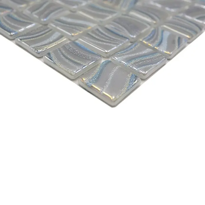 Mosaikfliese Quadrat Eco VP78254PUR - 31,6 x 31,6 cm, Glas, Grau, Glänzend - Nahaufnahme eines Musters aus schimmernden, quadratischen Glasmosaikfliesen, ideal für stilvolle Wand- und Bodengestaltungen.