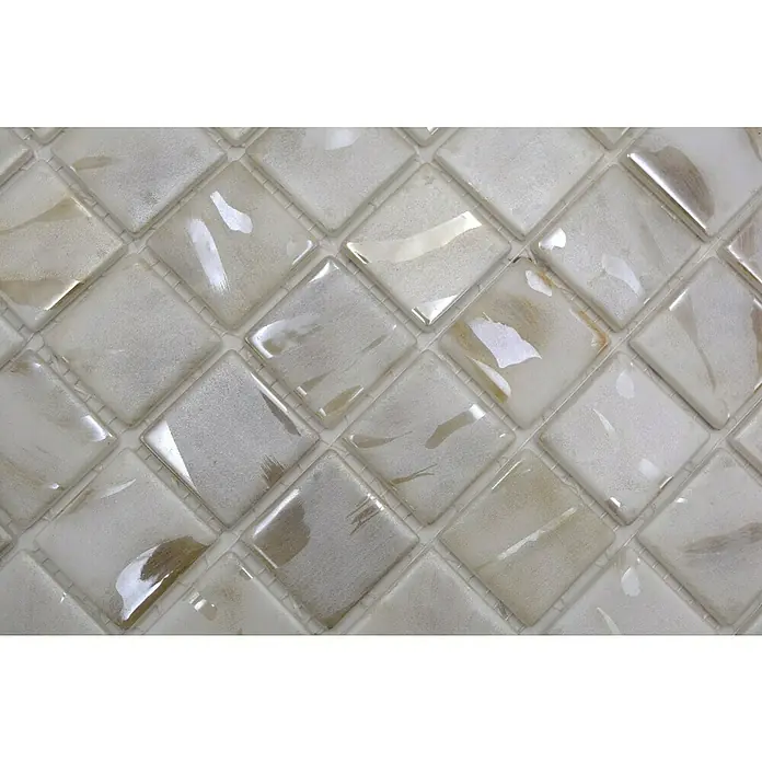 Mosaikfliese Quadrat Eco VP71380PUR - 31,6 x 31,6 cm, Glas, Beige, Glänzend - Nahaufnahme von schimmernden, quadratischen Mosaikfliesen in Weiß- und Beigetönen, ideal für elegante Wand- und Bodengestaltungen.