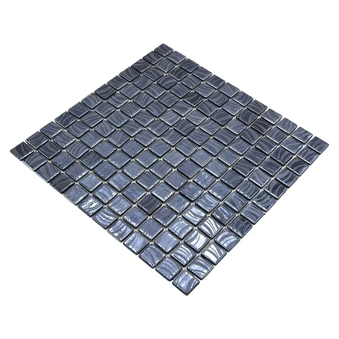 Mosaikfliese Quadrat Eco VP78253PUR - 31,6 x 31,6 cm, Glas, Schwarz, Schimmernd - Das Bild zeigt eine quadratische Matte aus glänzenden, dunkelgrauen Mosaikfliesen mit einem wellenförmigen Muster. Ideal für stilvolle Wand- und Bodengestaltungen.