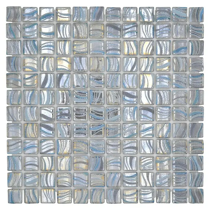 Mosaikfliese Quadrat Eco VP78254PUR - 31,6 x 31,6 cm, Glas, Grau, Glänzend - Nahaufnahme eines Musters aus blauen und silbernen Glasmosaikfliesen mit einem schimmernden, wellenförmigen Design für den Innenbereich.
