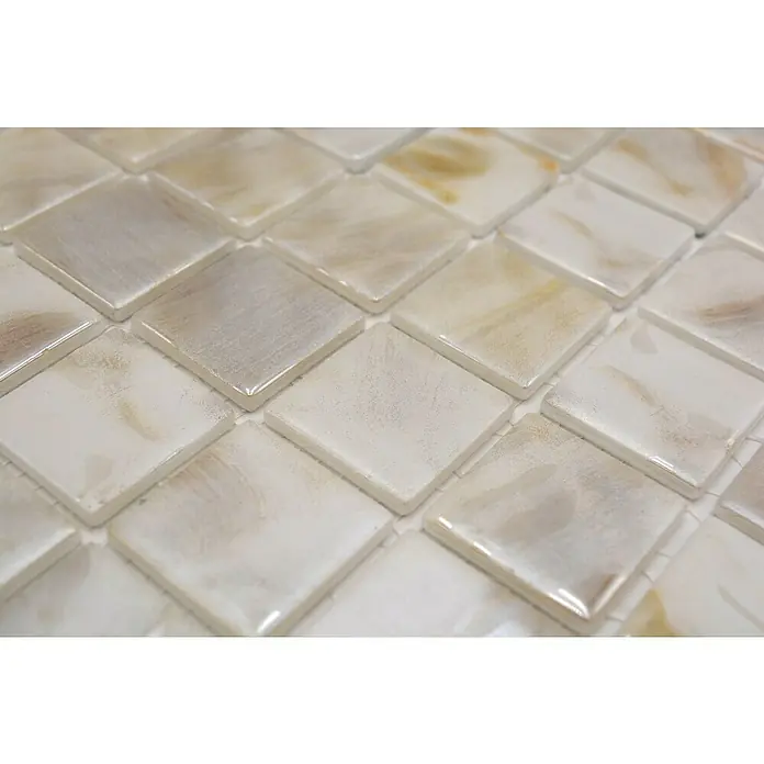 Mosaikfliese Quadrat Eco VP71380PUR - 31,6 x 31,6 cm, Glas, Beige, Glänzend - Nahaufnahme von schimmernden, quadratischen Mosaikfliesen in Weiß- und Goldtönen, die ein elegantes und modernes Design für Innenräume darstellen.