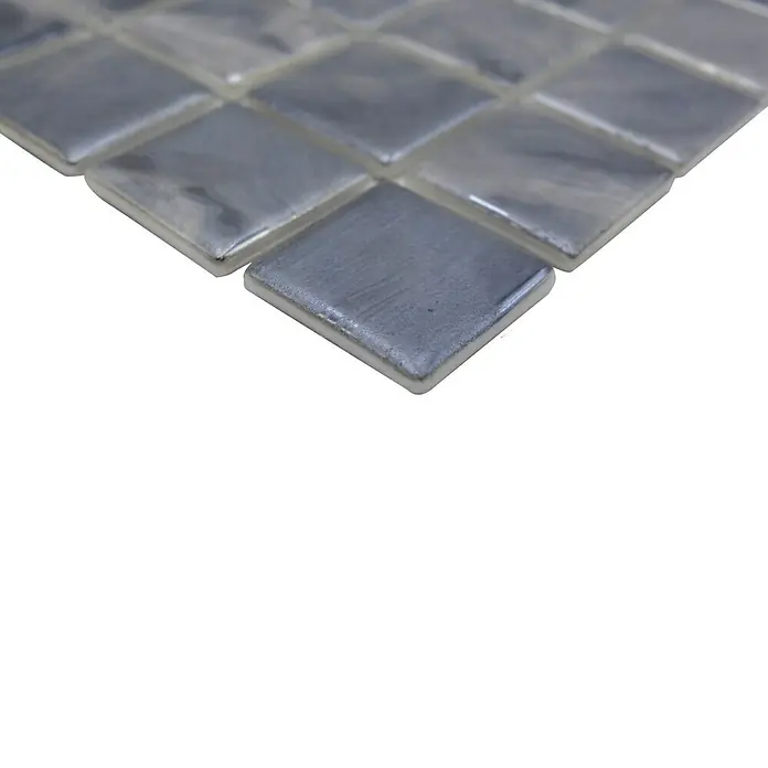 Mosaikfliese Quadrat Eco VP71384PUR - 31,6 x 31,6 cm, Glas, Grau, Glänzend - Nahaufnahme von grauen Mosaikfliesen, die ein glänzendes und modernes Design für Badezimmer oder Küchenrückwände bieten.