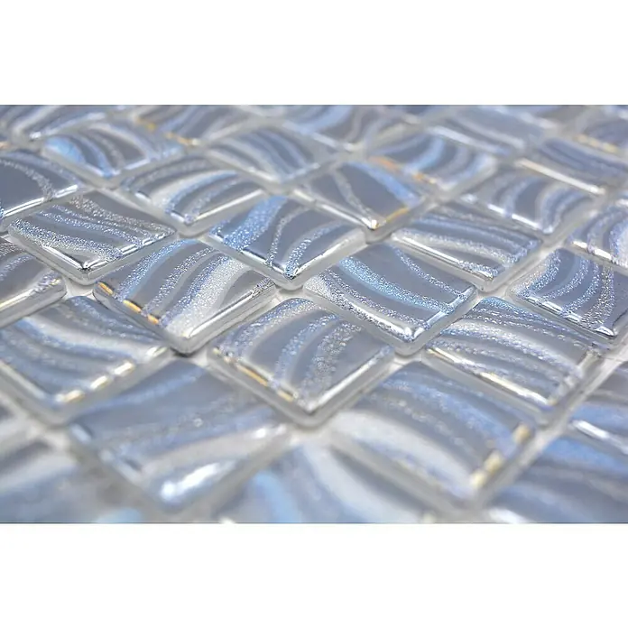 Mosaikfliese Quadrat Eco VP78250PUR - 31,6 x 31,6 cm, Glas, Blau, Glänzend - Nahaufnahme von schimmernden, silberfarbenen Glasmosaikfliesen mit gewellten Mustern, ideal für stilvolle Akzente in Bad und Küche.