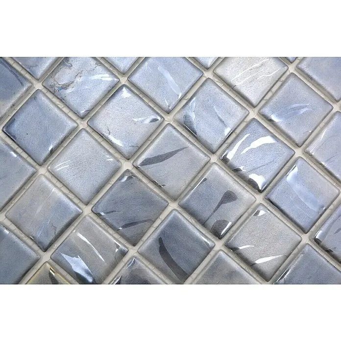 Mosaikfliese Quadrat Eco VP71384PUR - 31,6 x 31,6 cm, Glas, Grau, Glänzend - Nahaufnahme von blau-grauen Glasmosaikfliesen mit schimmernden Oberflächen, ideal für stilvolle Wandgestaltungen.