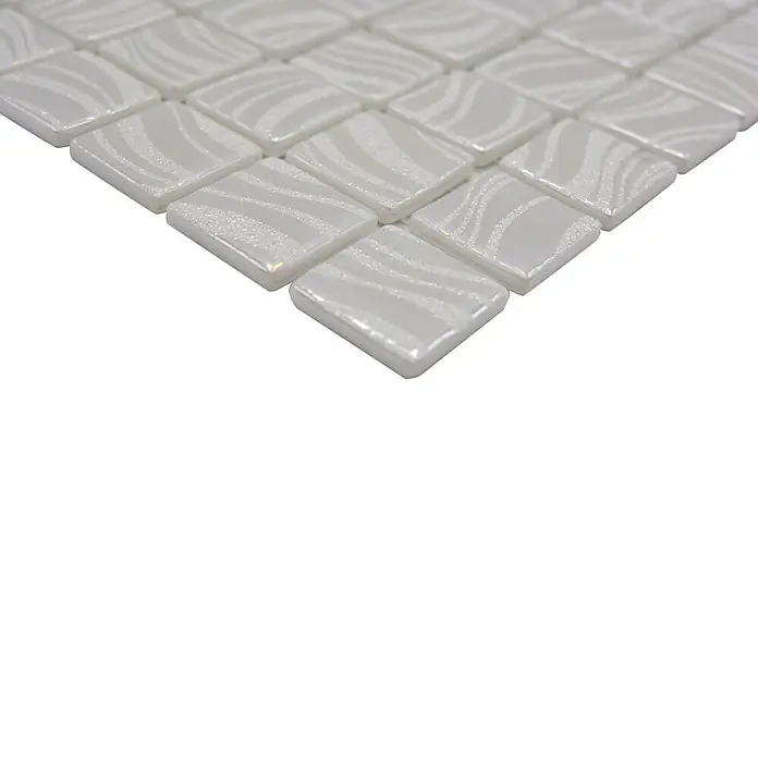 Mosaikfliese Quadrat Eco VP78252PUR - 31,6 x 31,6 cm, Glas, Weiß, Glänzend - Nahaufnahme von weißen Mosaikfliesen mit einem wellenförmigen Muster, ideal für die Gestaltung von stilvollen Innenräumen.