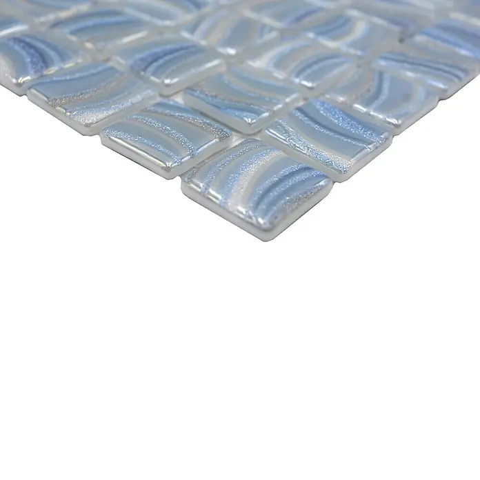 Mosaikfliese Quadrat Eco VP78251PUR - 31,6 x 31,6 cm, Glas, Himmelblau, Glänzend - Nahaufnahme von quadratischen Glasmosaikfliesen in blau-weiß mit schimmernden Akzenten, ideal für stilvolle Wand- und Bodengestaltungen.
