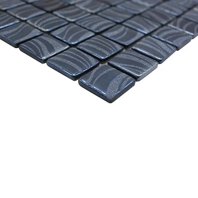 Mosaikfliese Quadrat Eco VP78253PUR - 31,6 x 31,6 cm, Glas, Schwarz, Schimmernd - Nahaufnahme eines Mosaikfliesenmusters in dunklen Farbtönen mit subtilen, glitzernden Akzenten, ideal für stilvolle Innenräume.