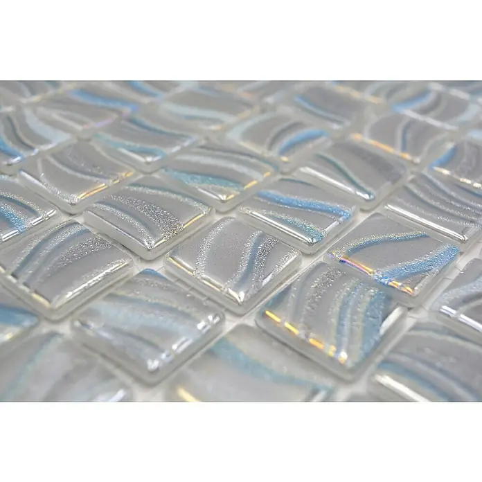 Mosaikfliese Quadrat Eco VP78254PUR - 31,6 x 31,6 cm, Glas, Grau, Glänzend - Nahaufnahme von schimmernden, quadratischen Glasmosaikfliesen in Weiß und Blautönen, die ein elegantes und modernes Designelement bilden.