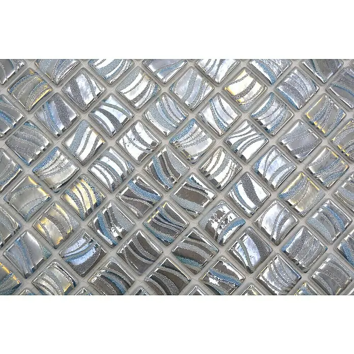 Mosaikfliese Quadrat Eco VP78254PUR - 31,6 x 31,6 cm, Glas, Grau, Glänzend - Nahaufnahme von schimmernden, silberfarbenen Mosaikfliesen mit wellenförmigen Mustern für ein modernes Design.