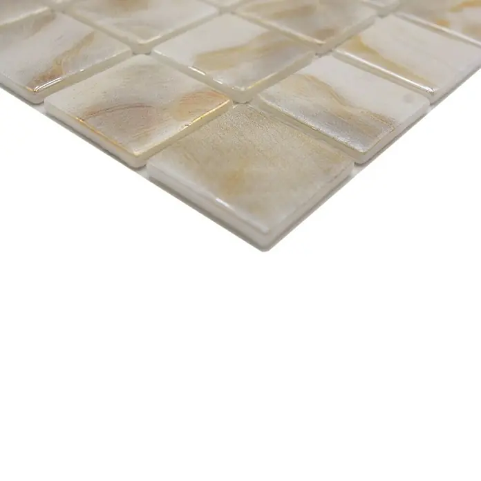 Mosaikfliese Quadrat Eco VP71380PUR - 31,6 x 31,6 cm, Glas, Beige, Glänzend - Nahaufnahme eines Mosaiks mit quadratischen Fliesen in Beige- und Weißtönen, ideal für stilvolle Wand- und Bodenbeläge.