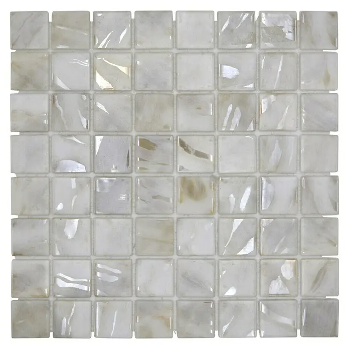 Mosaikfliese Quadrat Eco VP71380PUR - 31,6 x 31,6 cm, Glas, Beige, Glänzend - Nahaufnahme eines Quadrats aus schimmernden, perlmuttfarbenen Glasmosaikfliesen, perfekt für stilvolle Akzente in jedem Raum.