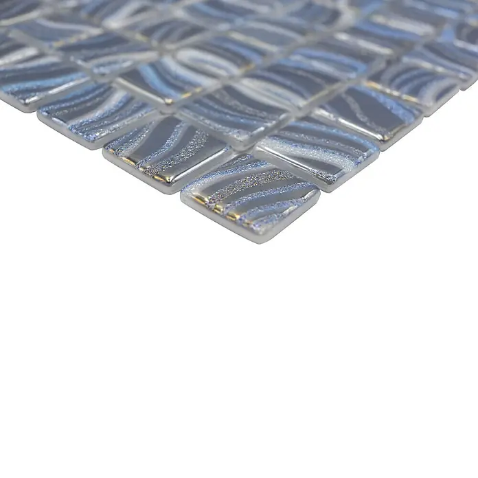 Mosaikfliese Quadrat Eco VP78250PUR - 31,6 x 31,6 cm, Glas, Blau, Glänzend - Nahaufnahme von schimmernden, blau-grauen Glasmosaikfliesen mit gewellten Mustern, ideal für stilvolle Wand- und Bodengestaltungen.