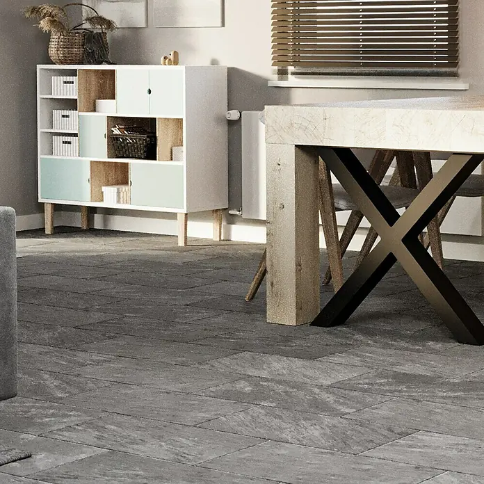 Atlas Concorde Solution Regent Feinsteinzeugfliese Silver - 30 x 60 cm, Silbergrau, Matt - Einrichtungsidee mit einem Sideboard in Weiß und Holz und einem Esstisch mit einem markanten schwarzen X-förmigen Untergestell.