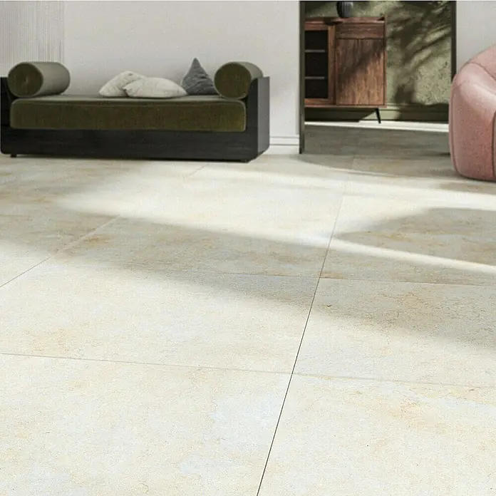 Marazzi Feinsteinzeugfliese Jerusalem Oase Avorio - 75 x 75 cm, Sandstein-Beige, Matt - Detailaufnahme von hellen Bodenfliesen mit leichtem Muster, die eine moderne und elegante Atmosphäre im Raum schaffen.