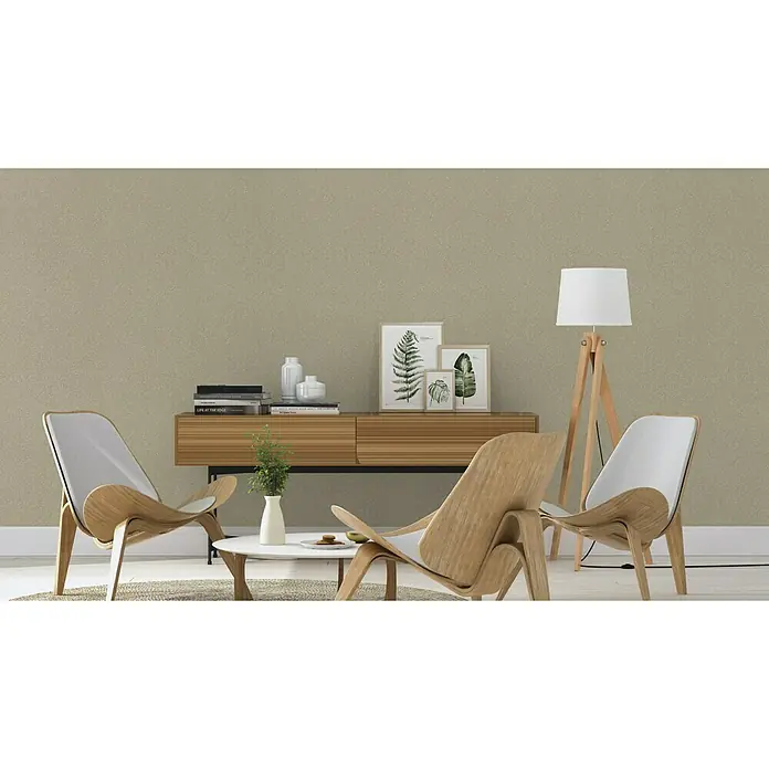 Rasch Berlin Vliestapete Muschel - Platin, Uni, 10,05 x 0,53 m - Einladender Wohnraum mit zwei modernen Holzstühlen, einem stilvollen Sideboard und einer eleganten Stehlampe für eine gemütliche Atmosphäre.