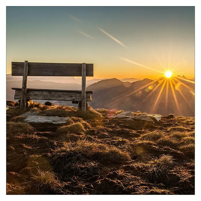 ProArt Glasbild - Bench & Horizon, B x H: 30 x 30 cm - Eine hölzerne Bank auf einem Hügel bei Sonnenaufgang, die zum Verweilen und Genießen der Aussicht einlädt. Die warme Sonne erhellt die Landschaft.