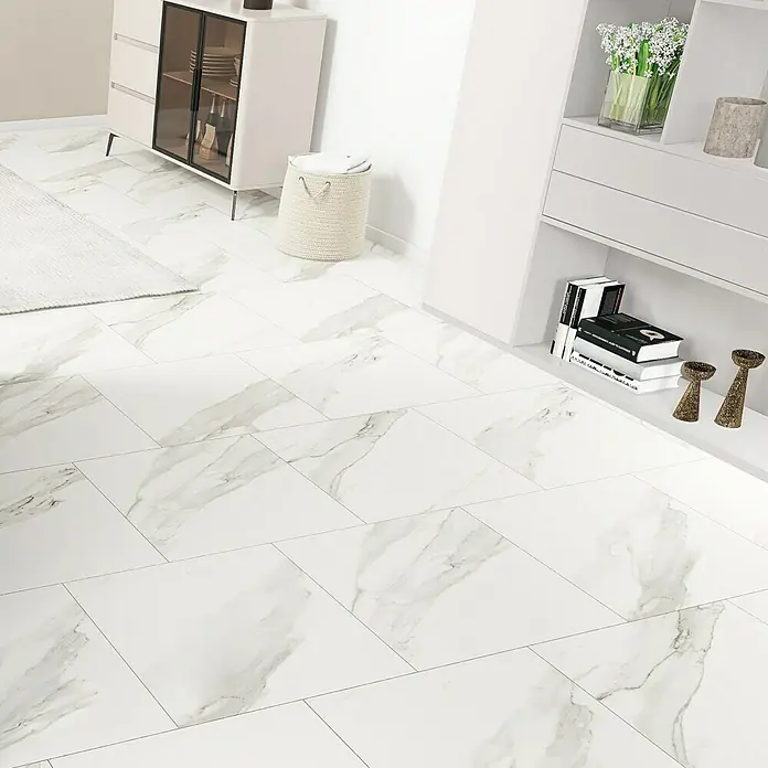 Feinsteinzeugfliese Torino Bianco - 60 x 60 cm, Weiß/Grau, Glänzend - Ein elegantes Badezimmer mit glänzenden, weißen Marmorfliesen, die einen luxuriösen und sauberen Eindruck vermitteln.