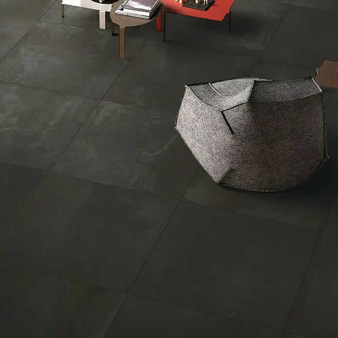 Feinsteinzeugfliese Metallo Ferro - 80 x 80 cm, Schwarz, Matt - Detailaufnahme von stilvollen dunklen Bodenfliesen, die eine moderne und elegante Atmosphäre schaffen.