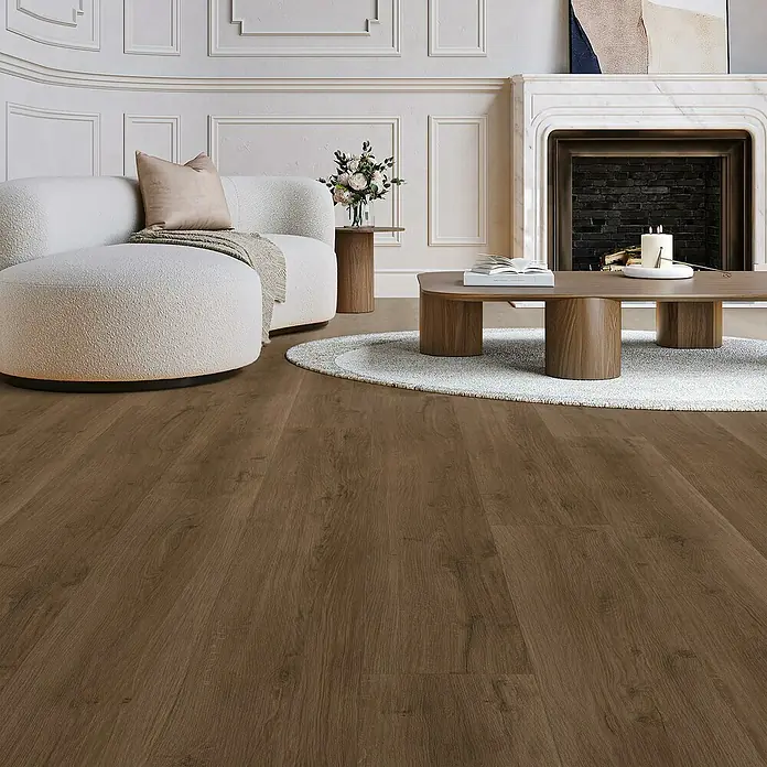 Parador Designboden Modular One - Eiche Spirit Geräuchert, Landhausdiele, 2.200 x 235 x 8 mm - Detailaufnahme von elegantem, braunem Holzboden, der ein gemütliches und stilvolles Ambiente im Raum schafft.